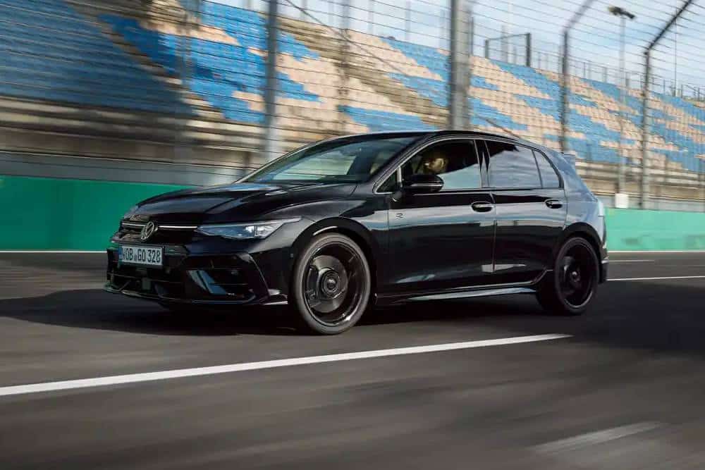 https://cdn.autogreeknews.gr/wp-content/uploads/2026/01/vw-golf-r-black-edition-2.jpg