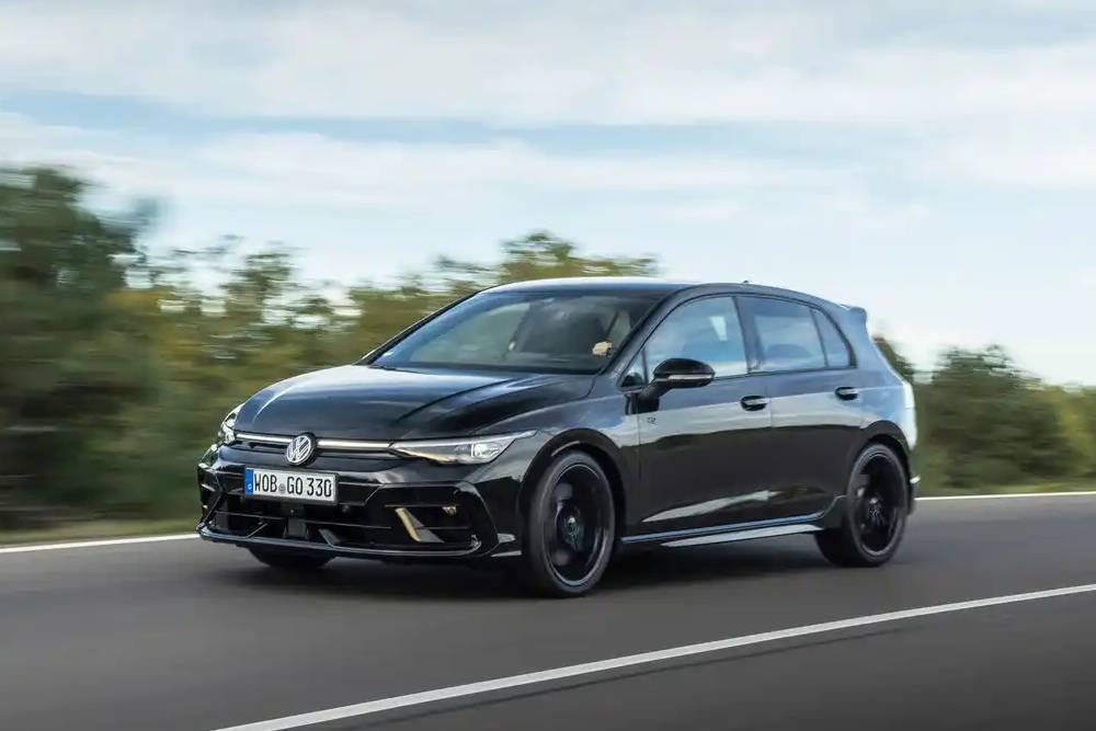 https://cdn.autogreeknews.gr/wp-content/uploads/2026/01/vw-golf-r-black-edition-4.jpg