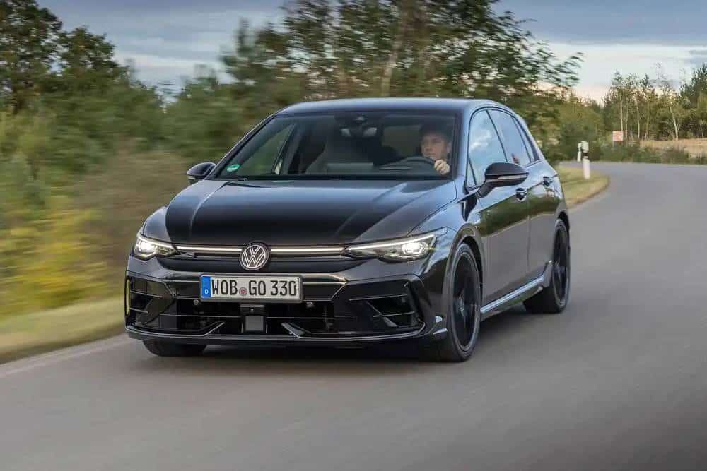 https://cdn.autogreeknews.gr/wp-content/uploads/2026/01/vw-golf-r-black-edition-5.jpg