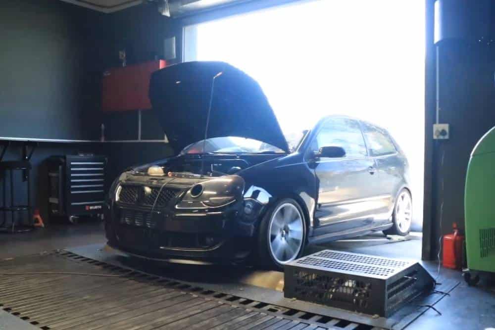 https://cdn.autogreeknews.gr/wp-content/uploads/2026/01/vw-polo-tdi-500-hp-dyno.jpg