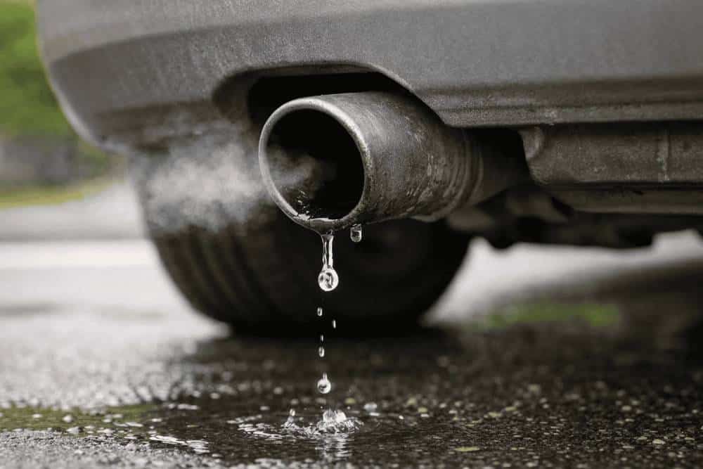 https://cdn.autogreeknews.gr/wp-content/uploads/2026/01/water-dripping-out-of-exhaust-04.jpg