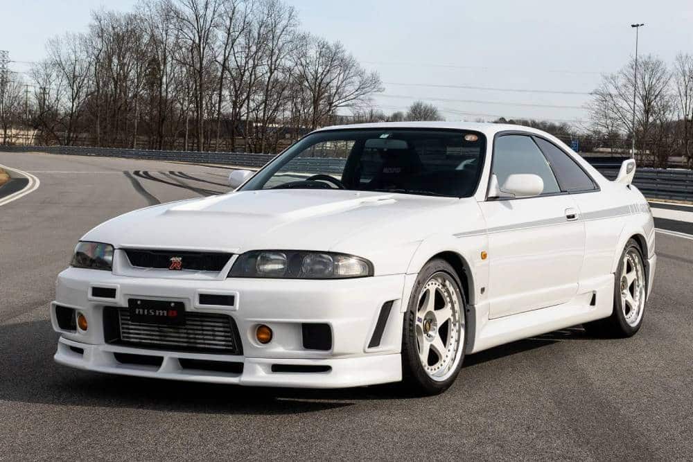 https://cdn.autogreeknews.gr/wp-content/uploads/2026/02/1996-nissan-nismo-400r-1.jpg