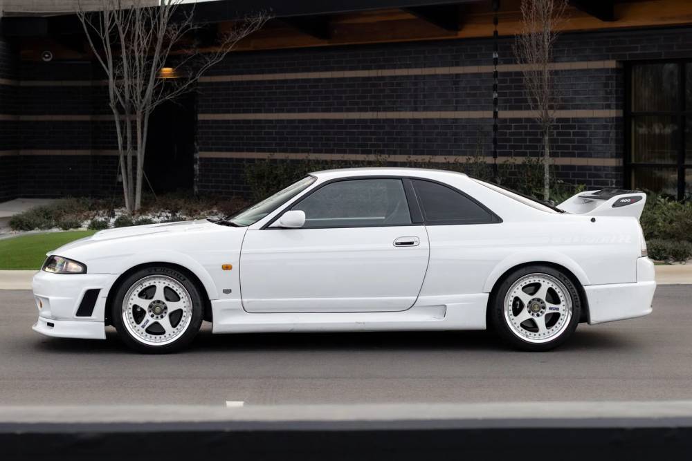 https://cdn.autogreeknews.gr/wp-content/uploads/2026/02/1996-nissan-nismo-400r-3.jpg