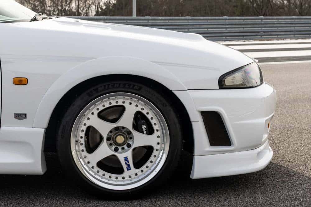 https://cdn.autogreeknews.gr/wp-content/uploads/2026/02/1996-nissan-nismo-400r-5.jpg