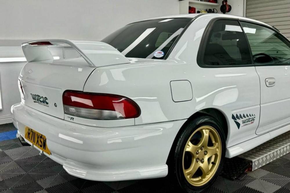 https://cdn.autogreeknews.gr/wp-content/uploads/2026/02/1998-subaru-impreza-68fa0c21c9477.jpg