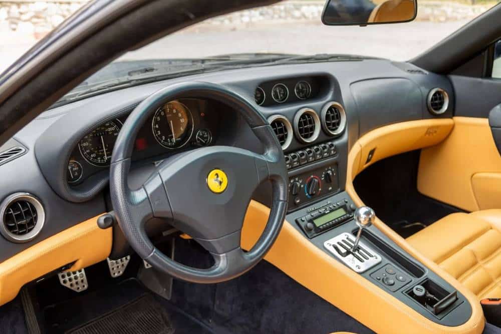 https://cdn.autogreeknews.gr/wp-content/uploads/2026/02/2001-ferrari-550-maranello-blu-tour-de-fra-4.jpg