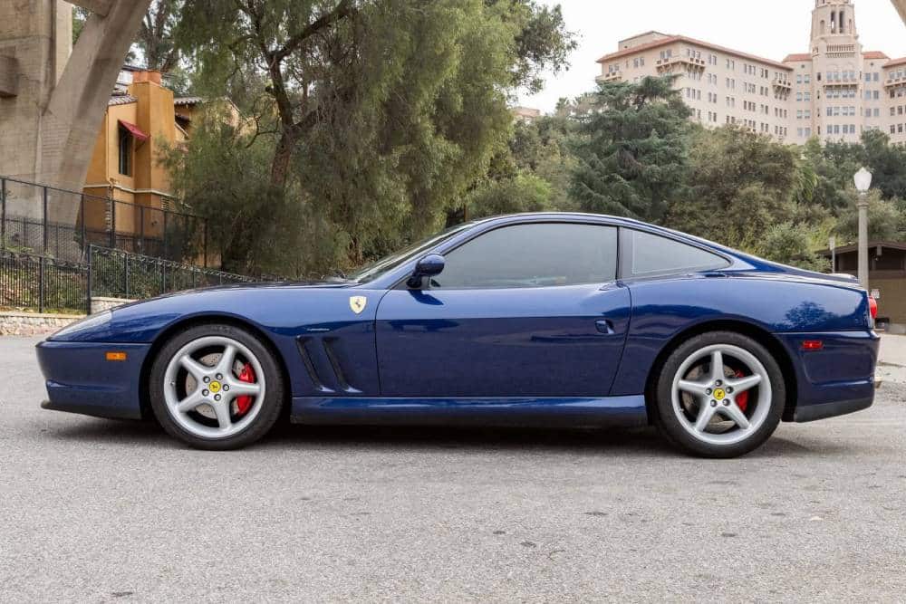 https://cdn.autogreeknews.gr/wp-content/uploads/2026/02/2001-ferrari-550-maranello-blu-tour-de-fra-6.jpg