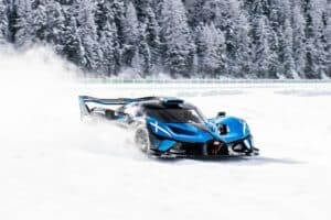 Η Bugatti Bolide και τα εκατομμύρια χορεύουν στο χιόνι (+video)
