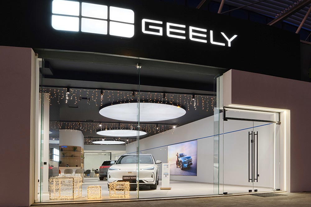 https://cdn.autogreeknews.gr/wp-content/uploads/2026/02/Geely-Store.jpg