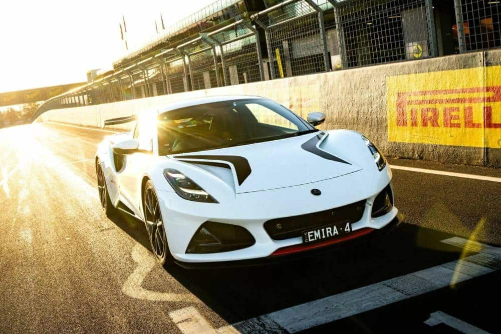 https://cdn.autogreeknews.gr/wp-content/uploads/2026/02/Lotus-Emira-Turbo-Bathurst-Edition-Australia-11-20.jpg