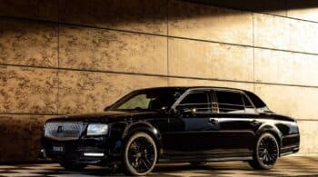 Βελτιωμένο Toyota Century «πατάει» σαν αυτοκράτορας (+video)