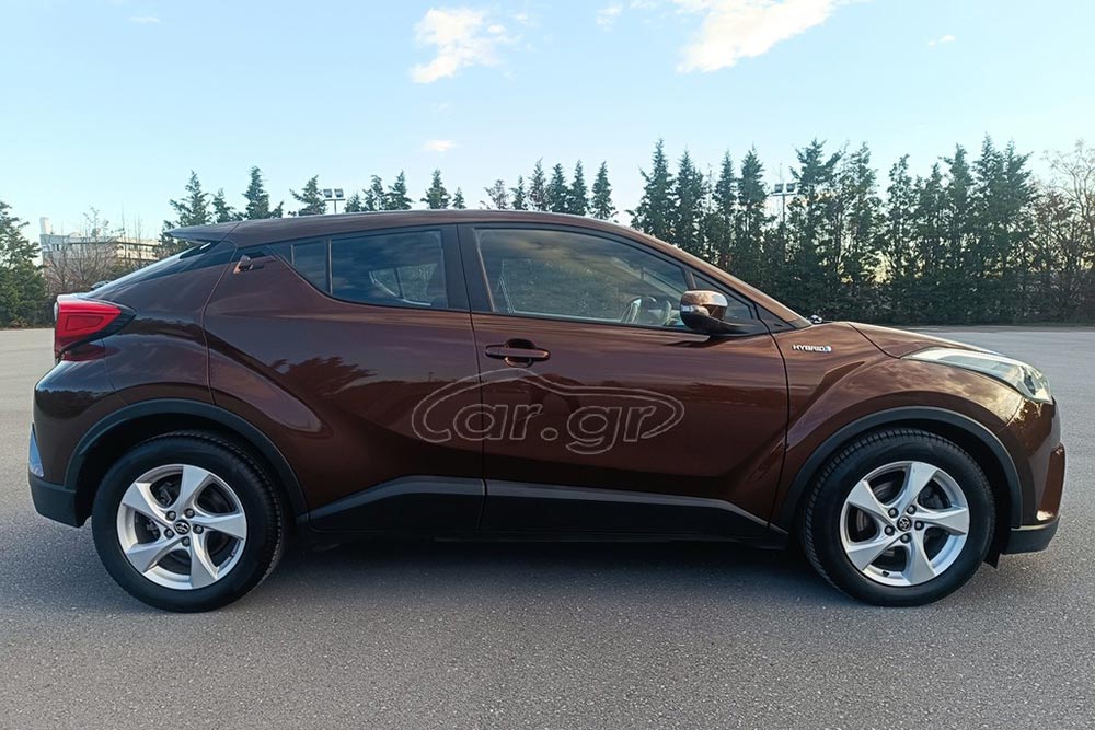 https://cdn.autogreeknews.gr/wp-content/uploads/2026/02/Toyota-C-HR-Hybrid-2018-1.jpg