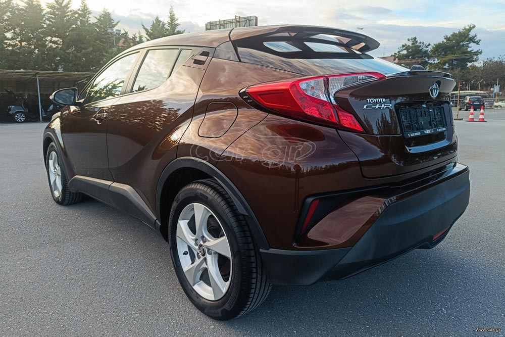 https://cdn.autogreeknews.gr/wp-content/uploads/2026/02/Toyota-C-HR-Hybrid-2018-3.jpg
