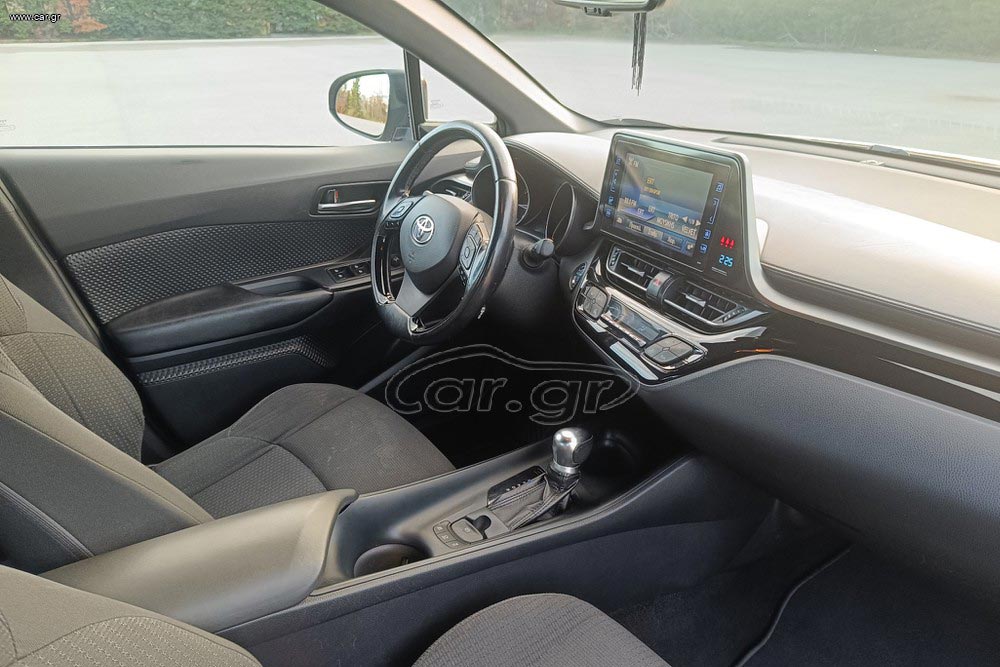 https://cdn.autogreeknews.gr/wp-content/uploads/2026/02/Toyota-C-HR-Hybrid-2018-5.jpg