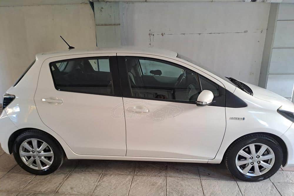 https://cdn.autogreeknews.gr/wp-content/uploads/2026/02/Toyota-Yaris-Hybrid-2012-5.jpg
