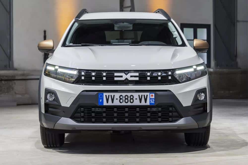 https://cdn.autogreeknews.gr/wp-content/uploads/2026/02/dacia-jogger-2026-2.jpg