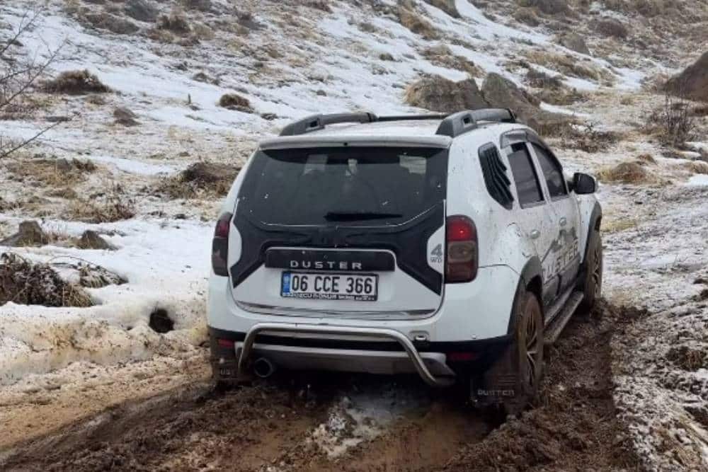https://cdn.autogreeknews.gr/wp-content/uploads/2026/02/duster-niva-terrano-04.jpg