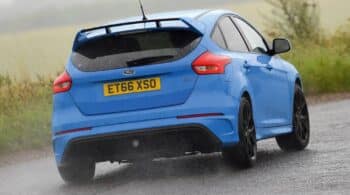 Ford Focus RS δεν φοβάται ούτε βροχή, ούτε GR Yaris (+video)