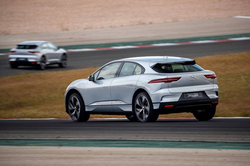 https://cdn.autogreeknews.gr/wp-content/uploads/2026/02/jaguar-i-pace.jpg
