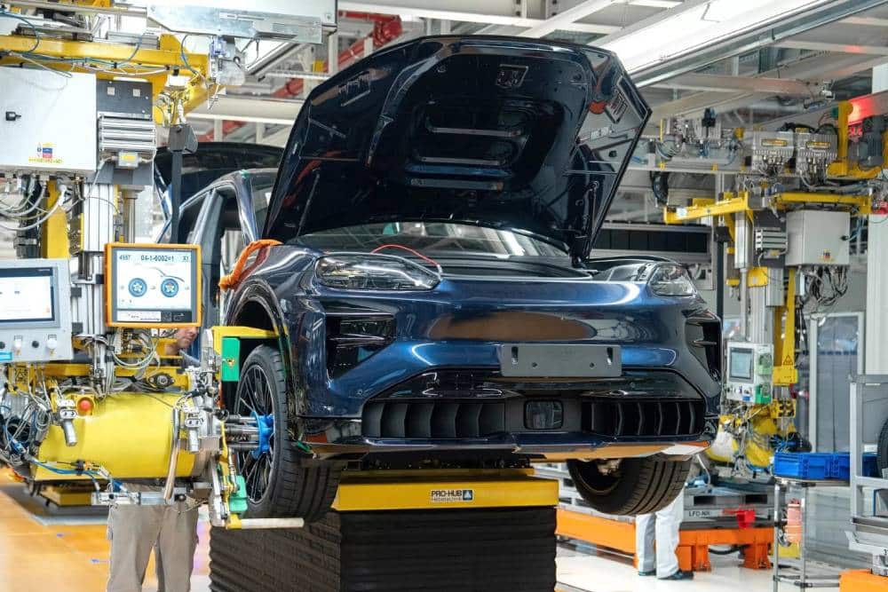 https://cdn.autogreeknews.gr/wp-content/uploads/2026/02/porsche-cayenne-electric-assembly-line-08.jpg