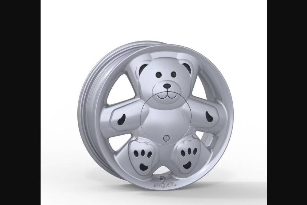 https://cdn.autogreeknews.gr/wp-content/uploads/2026/02/teddy-bear-wheels-02.jpg