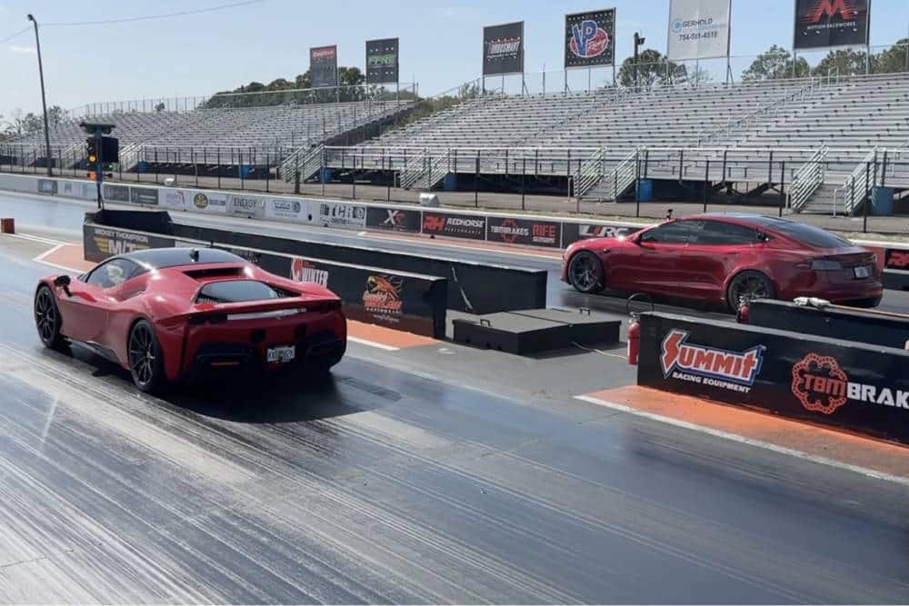 «Άγαλμα» η Ferrari SF90 από το Tesla Model S Plaid (+video)