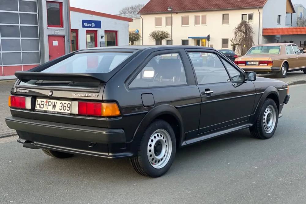 https://cdn.autogreeknews.gr/wp-content/uploads/2026/03/1987-vw-scirocco-for-sale-4.jpg
