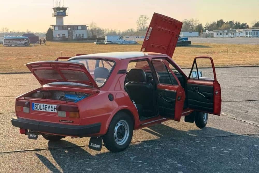 https://cdn.autogreeknews.gr/wp-content/uploads/2026/03/1988-skoda-target-for-sale-7.jpg