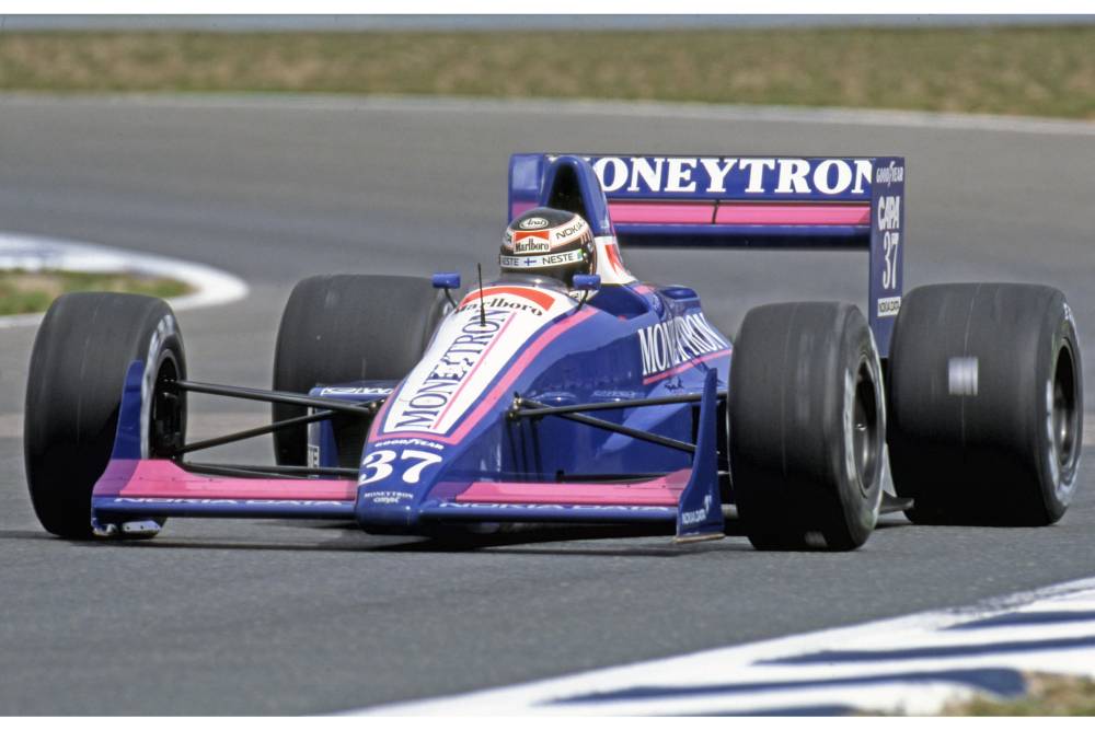 https://cdn.autogreeknews.gr/wp-content/uploads/2026/03/1989-Spanish-GP-JJ-Lehto-Onyx-ORE-1-Ford-Cosworth-1.jpg