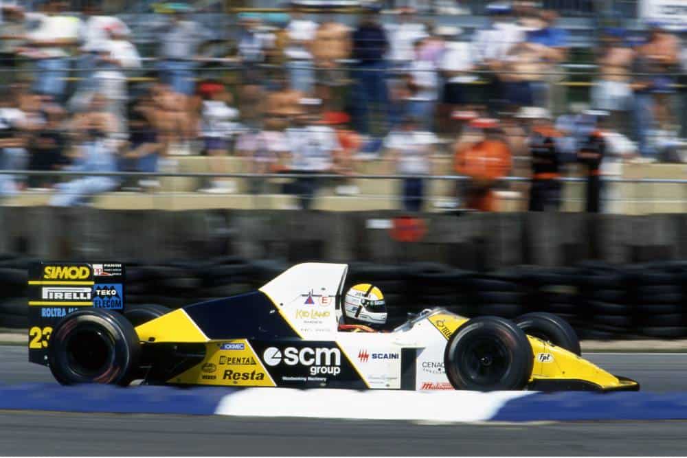 https://cdn.autogreeknews.gr/wp-content/uploads/2026/03/1990-British-GP-P-Martini-Minardi-M190-Ford-Cosworth-V8-1.jpg