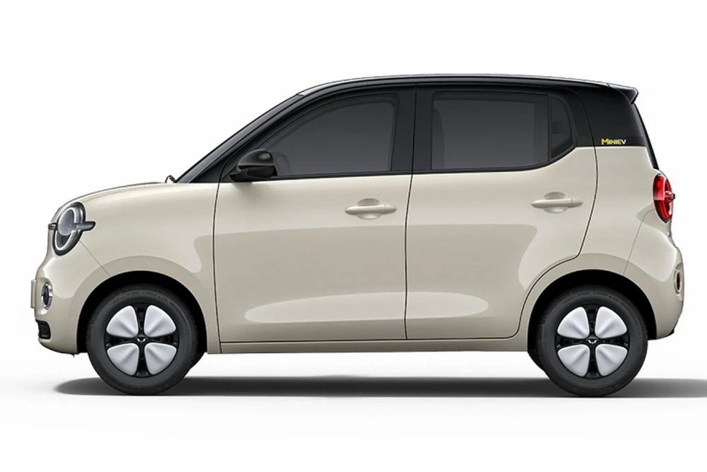 https://cdn.autogreeknews.gr/wp-content/uploads/2026/03/2026-Wuling-Hongguang-Mini-EV-China-5-2048x1024-1.jpg