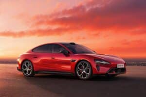 Νέο Xiaomi SU7 ξεπερνά τα 900 χλμ. και τα 680 άλογα