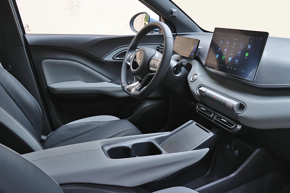 https://cdn.autogreeknews.gr/wp-content/uploads/2026/03/BYD-Dolphin-Surf-interior-20.jpg