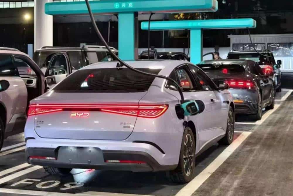 Η BYD κάνει τη φόρτιση το ίδιο γρήγορη με το βενζινάδικο