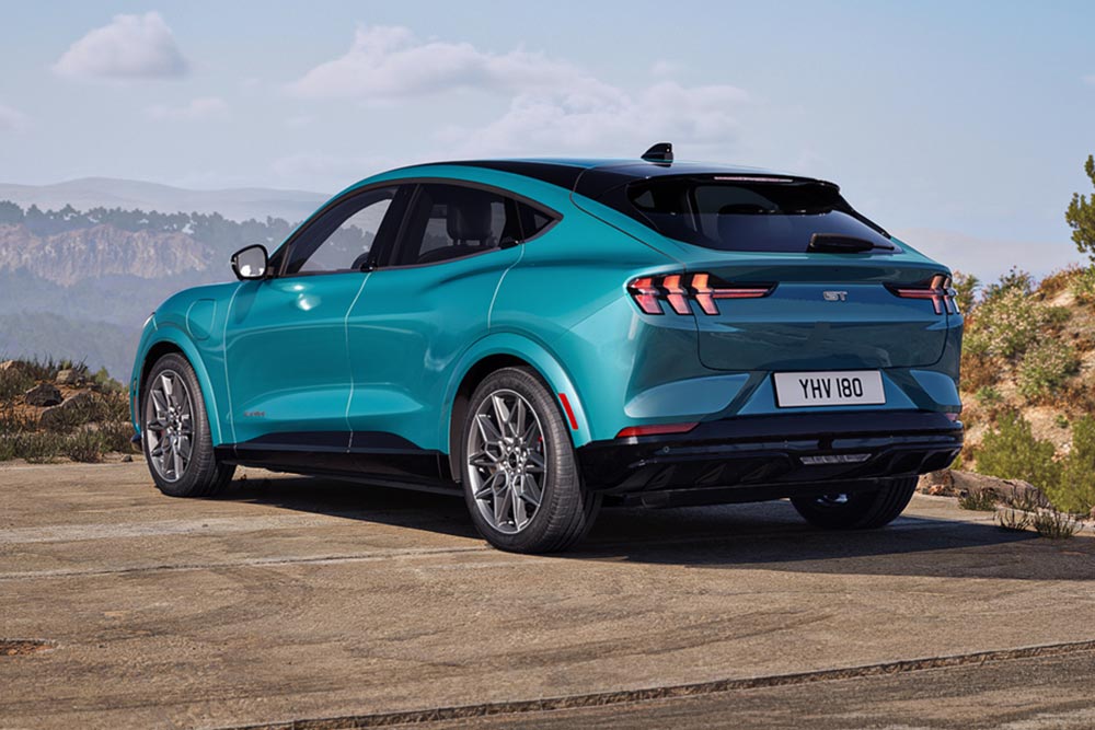 https://cdn.autogreeknews.gr/wp-content/uploads/2026/03/MUSTANG_MACH_E_GT_ADRIATIC_BLUE_GREEN_4.jpg