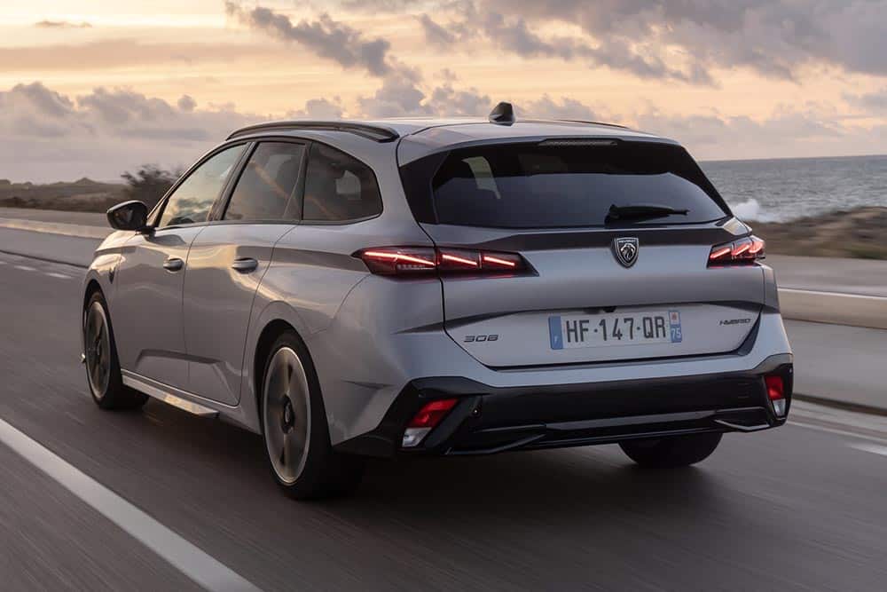 https://cdn.autogreeknews.gr/wp-content/uploads/2026/03/PEUGEOT308SWGTHYBRIDArtenseSilber.jpg