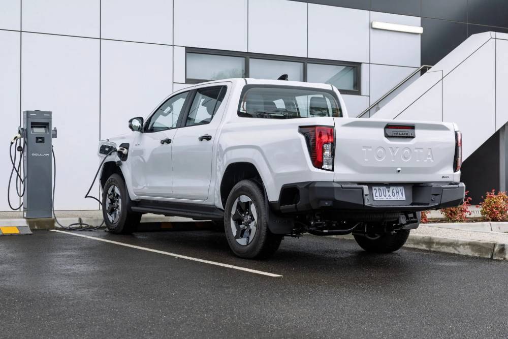 https://cdn.autogreeknews.gr/wp-content/uploads/2026/03/Toyota-Hilux-BEV-Australia-3-2048x1366-1.jpg
