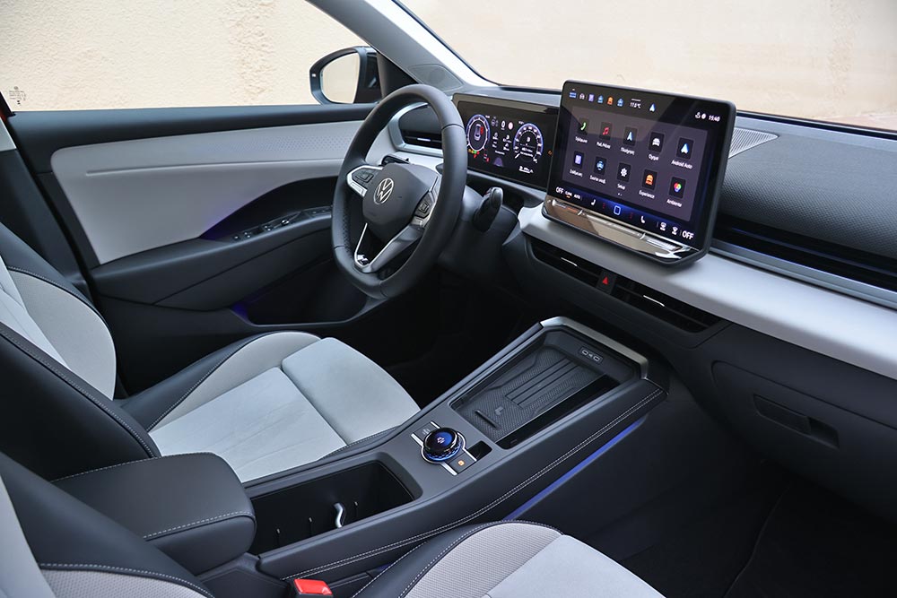 https://cdn.autogreeknews.gr/wp-content/uploads/2026/03/VW-T-Roc-2026-interior-24.jpg