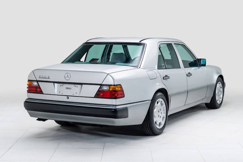 https://cdn.autogreeknews.gr/wp-content/uploads/2026/03/jerry-seinfeld-s-former-mercedes-benz-500e-10.jpg