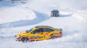 Το πιο καθαρόαιμo Lada ζωγραφίζει στο χιόνι (+video)