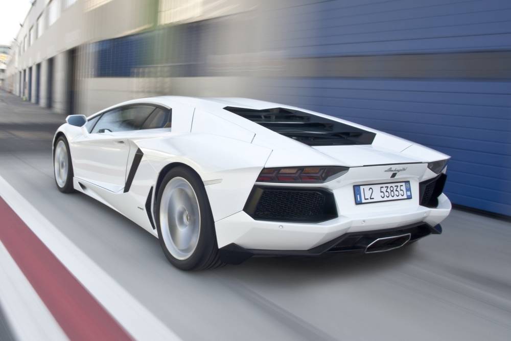 https://cdn.autogreeknews.gr/wp-content/uploads/2026/03/lamborghini-ford-gas-cap-6.jpg
