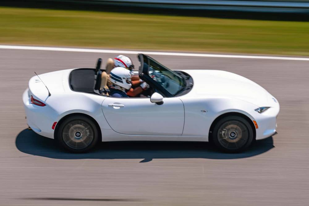 https://cdn.autogreeknews.gr/wp-content/uploads/2026/03/mazda-mx-5-miata-grand-touring-review-3.jpg