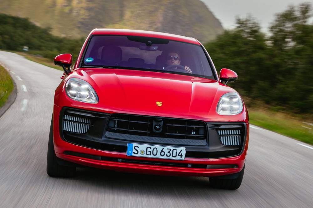 https://cdn.autogreeknews.gr/wp-content/uploads/2026/03/porsche-macan-gts-v6-1.jpg