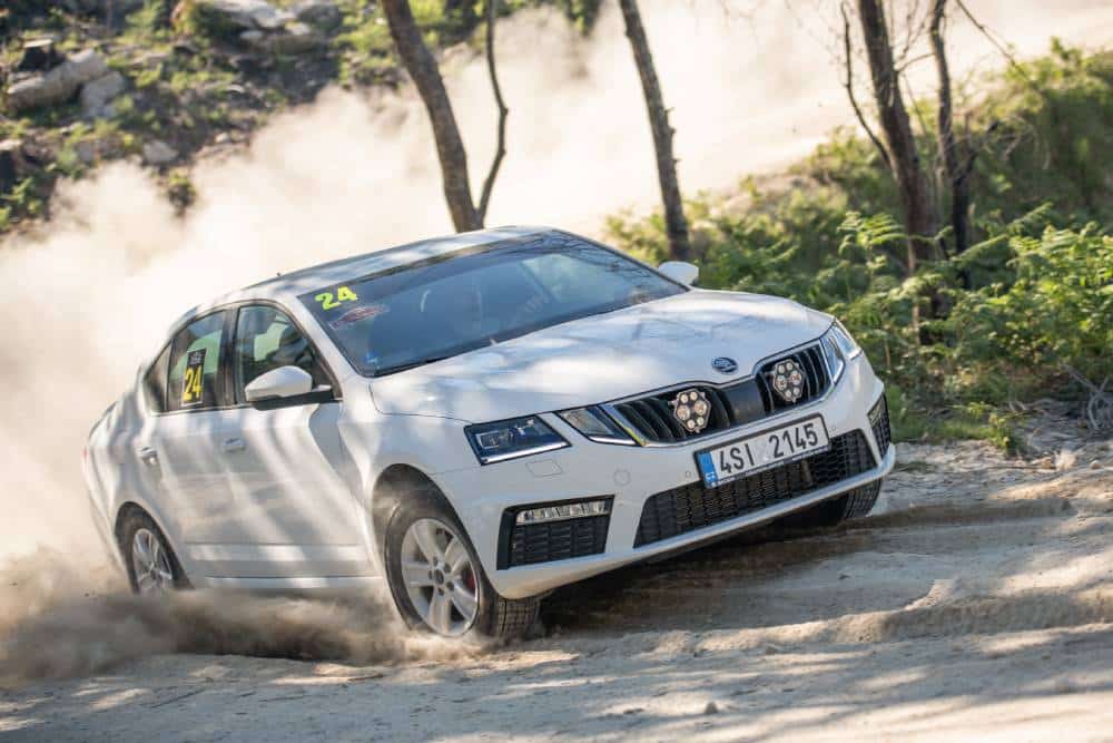 https://cdn.autogreeknews.gr/wp-content/uploads/2026/03/skoda-octavia-rs-recce-portugal-rallye.jpg