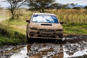 Τα νορμάλ αυτοκίνητα που τσαλαβουτάνε στις λάσπες