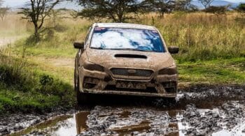 Τα νορμάλ αυτοκίνητα που τσαλαβουτάνε στις λάσπες