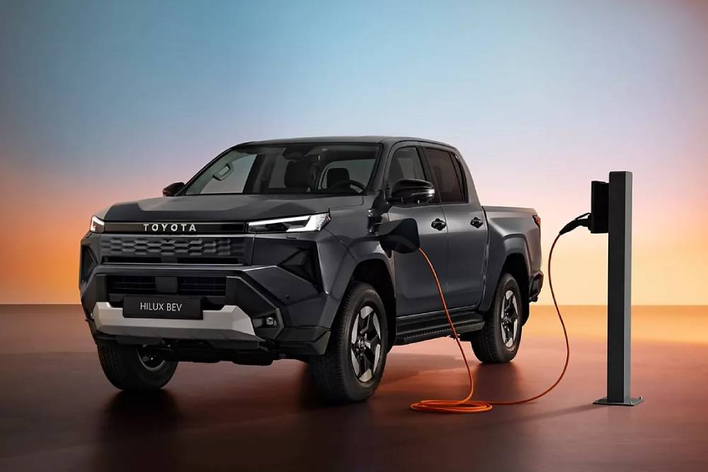 https://cdn.autogreeknews.gr/wp-content/uploads/2026/03/toyota-hilux-bev-price-02.jpg