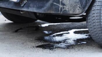 Τι προβλήματα φανερώνει μια κηλίδα κάτω από το αυτοκίνητο;