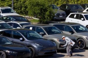 Τα μεταχειρισμένα ηλεκτρικά «φεύγουν» ταχύτερα από τα βενζίνης