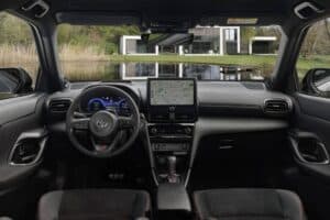 1920_2026_yariscross_stormgrey_interior_01 (1)